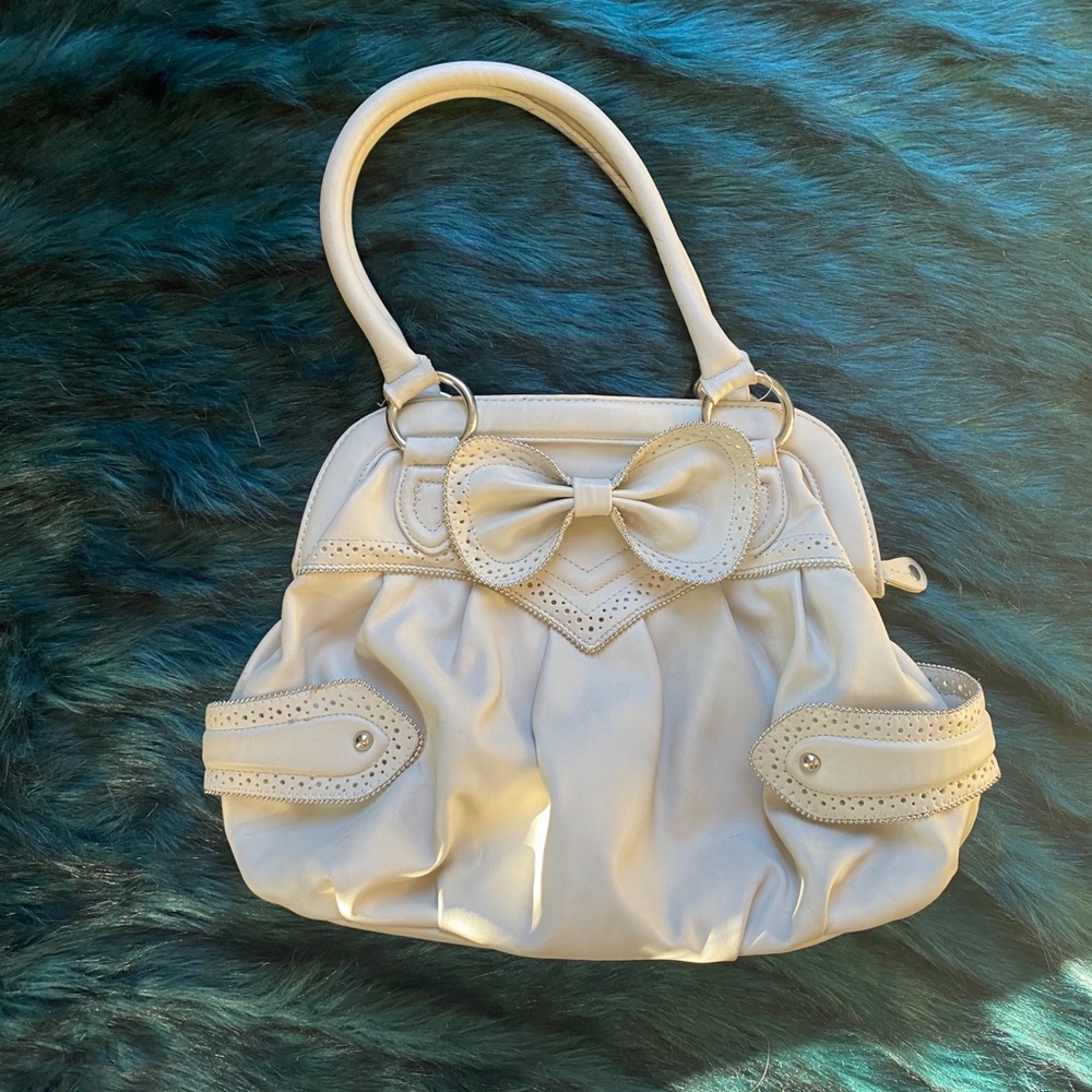 Cream Purse w Decorative Bow & Silver Trim